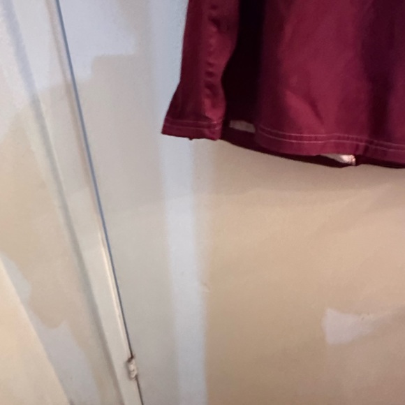 Koi wine scrub top xxl used wine color - Picture 5 of 5